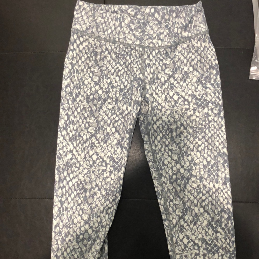 Capri length patterned leggings